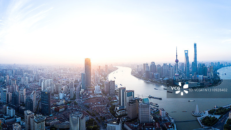 中国，日出时上海城市天际线鸟瞰图图片素材
