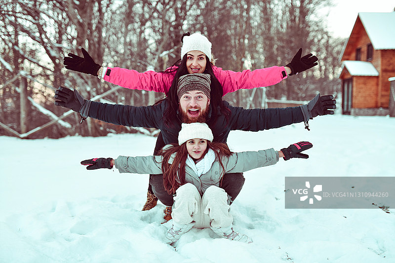 寒假去惊喜微笑幸福的家庭图片素材