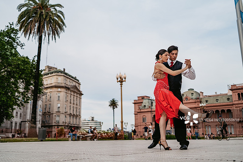 在城市广场上跳探戈的拉丁夫妇图片素材