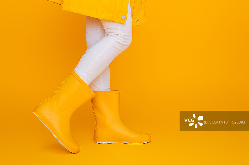 一双黄色雨靴图片素材