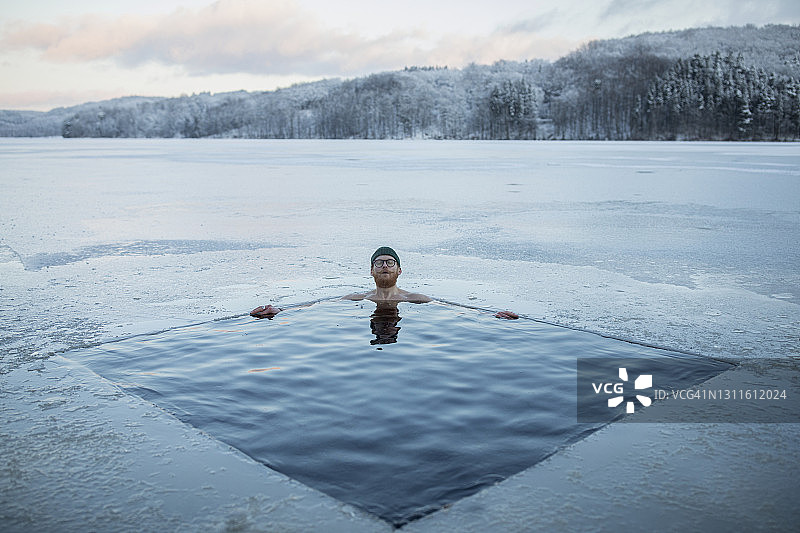 在结冰的湖里游泳的人图片素材
