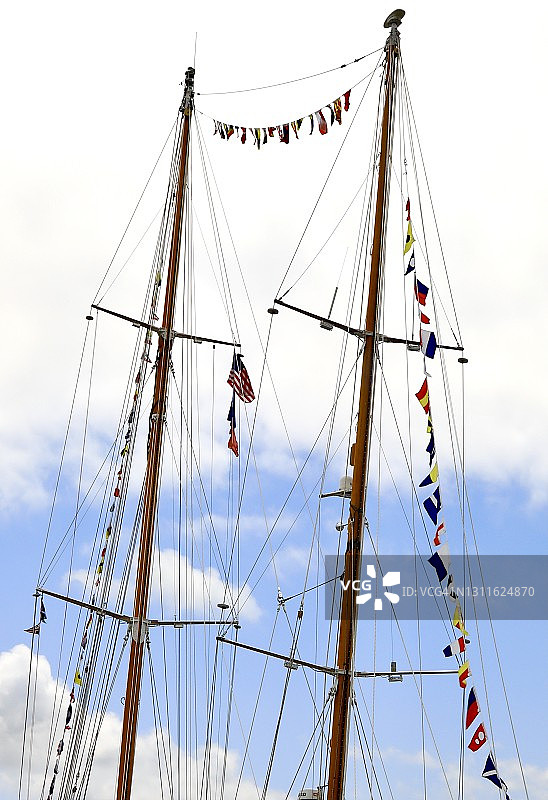 历史悠久的高桅船悬挂旗子和信号旗图片素材