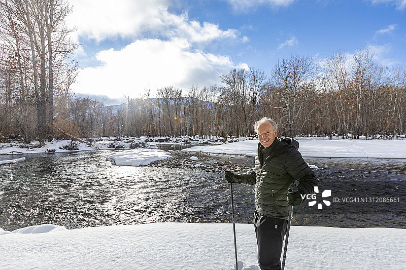 美国，爱达荷州，贝尔维尤，冬季在河边穿雪鞋的老人肖像图片素材