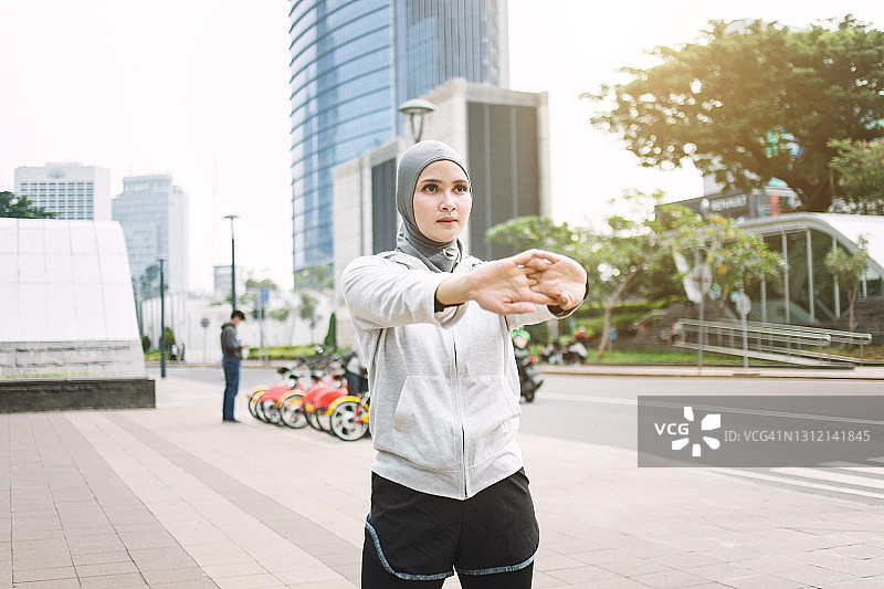 印度尼西亚女运动员做伸展运动图片素材