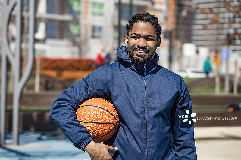 非裔美国人在街头打篮球的肖像图片素材