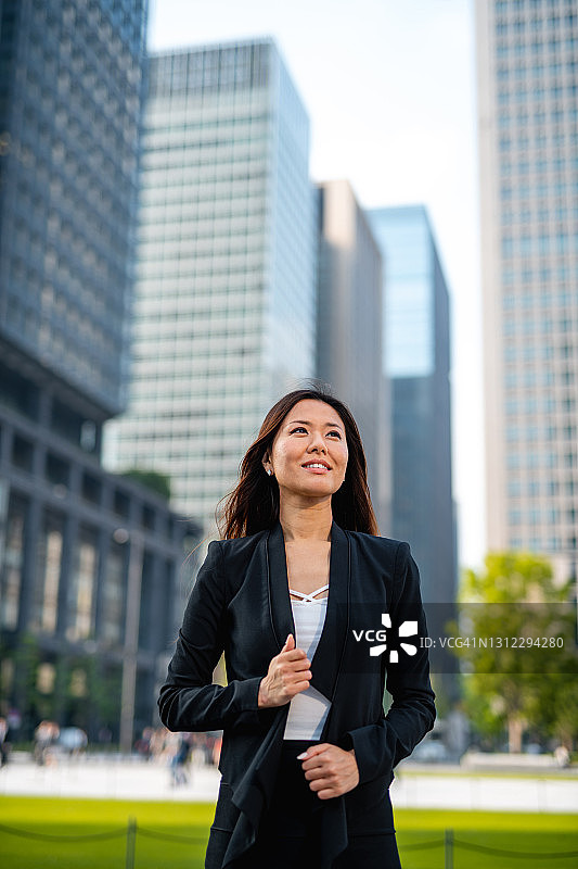一个雄心勃勃的亚洲公司中年妇女的肖像穿着商务套装图片素材