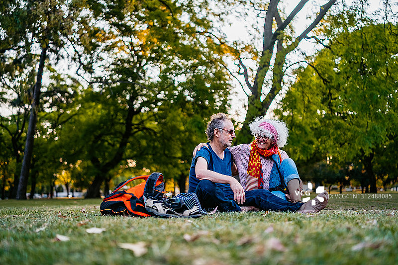 老年旅游夫妇在公园里享受图片素材