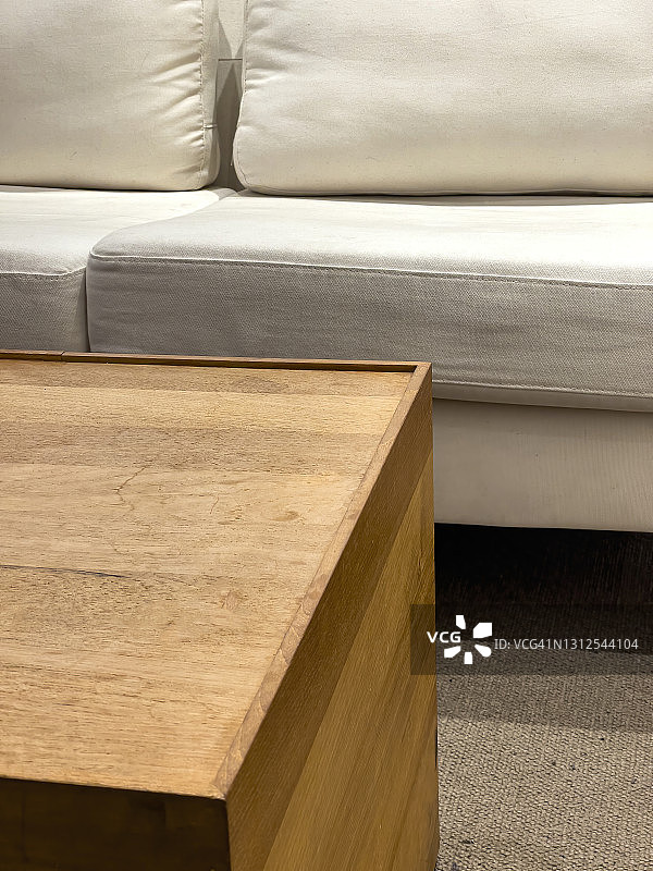 沙发和地毯上的木质咖啡桌图片素材