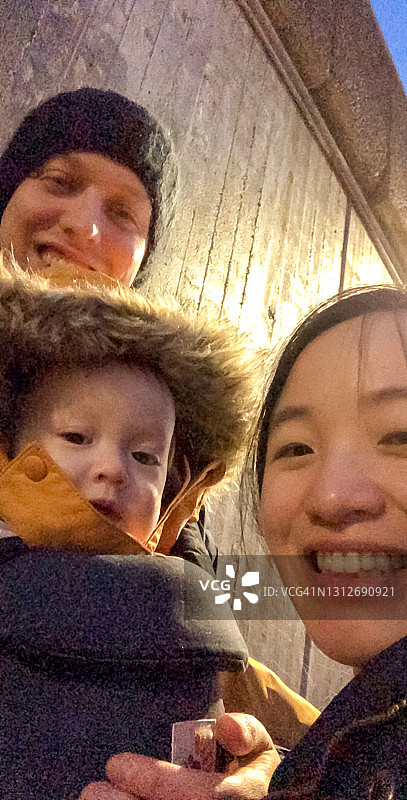 在挪威奥斯陆，与一个快乐的家庭自拍图片素材