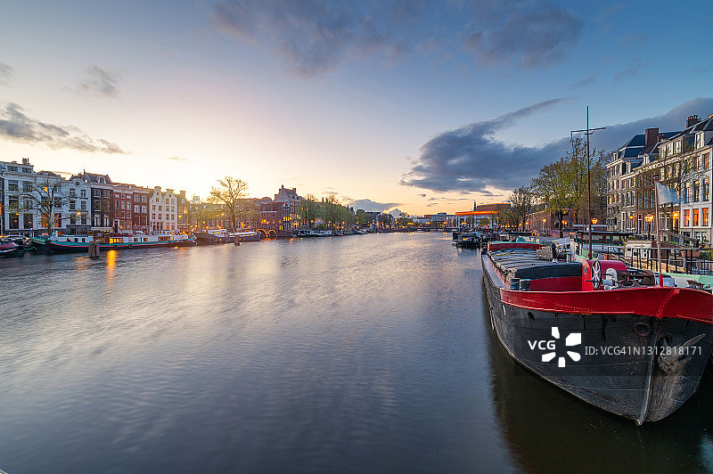 日落时阿姆斯特丹的阿姆斯特尔河图片素材