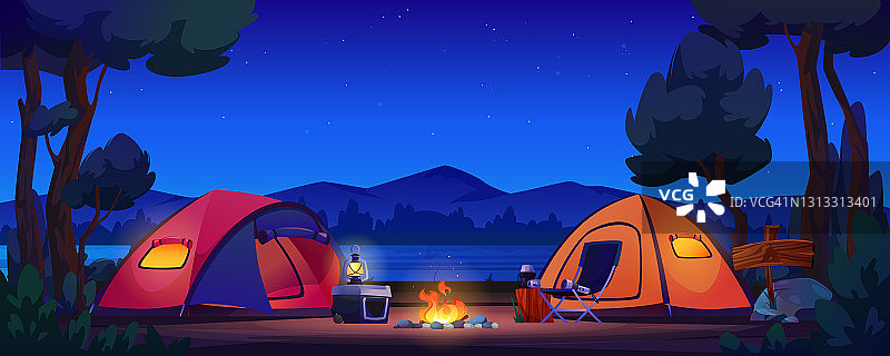 河岸上的露营帐篷，山脉和夜空为背景，篝火和灯笼灯便携式冰箱，椅子和手电筒。矢量森林风景，树木和湖泊，徒步旅游，野餐图片素材