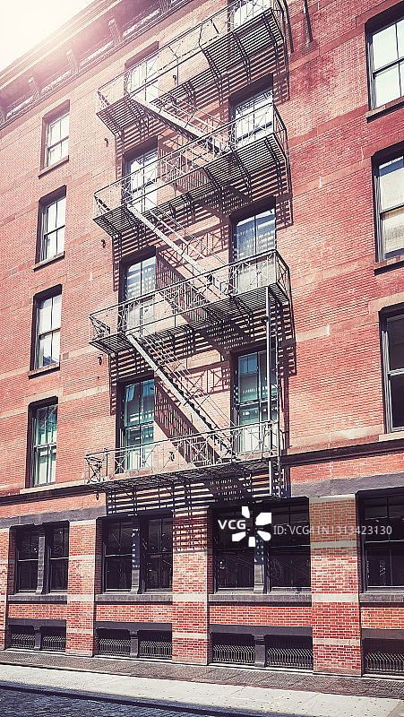 美国纽约，旧砖建筑，铁防火梯，色调应用。图片素材