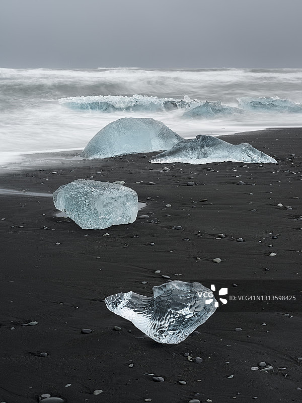 黑色火山海滩上的冰山。冰岛图片素材