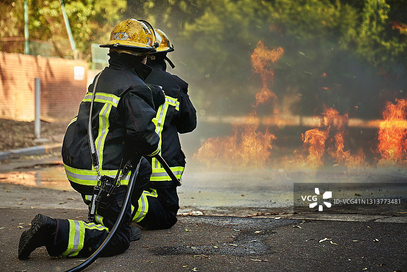 消防软管队灭火可燃液体图片素材