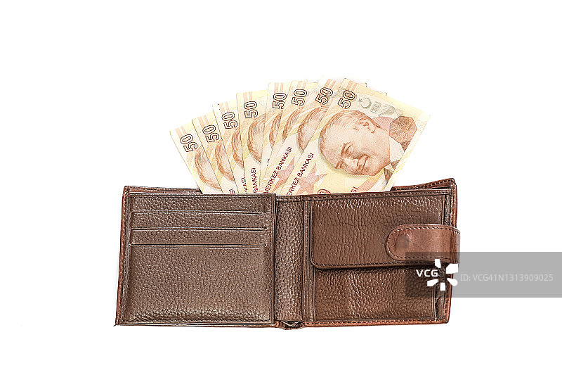 男子的棕色皮革钱包(钱包)现金(土耳其里拉钞票)孤立在白色背景图片素材