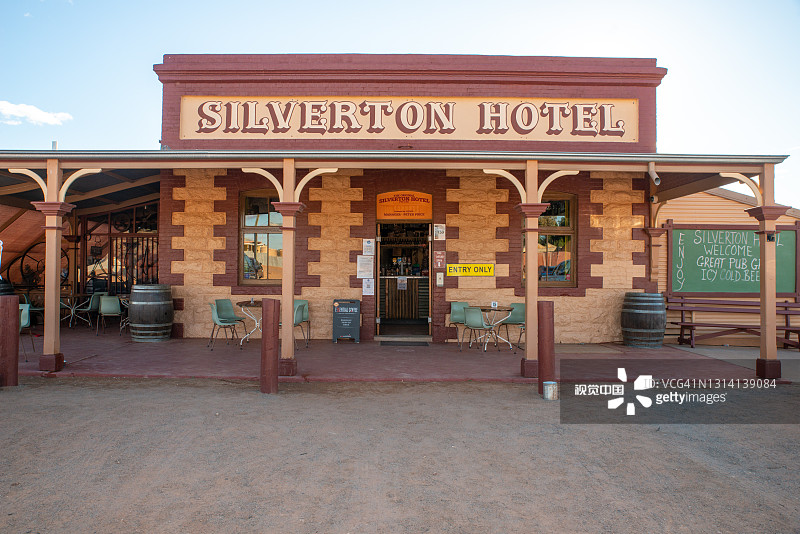 日落时分的西弗顿酒店。位于新南威尔士州偏远乡村地区的当地酒吧的历史建筑图片素材
