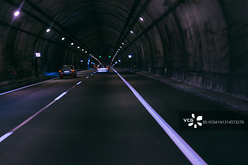 高速公路上的隧道图片素材