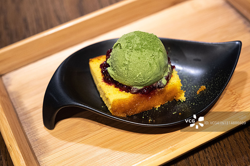 日本甜品抹茶绿茶冰淇淋配蜂蜜卡斯泰拉蛋糕，Kasutera，海绵蛋糕图片素材