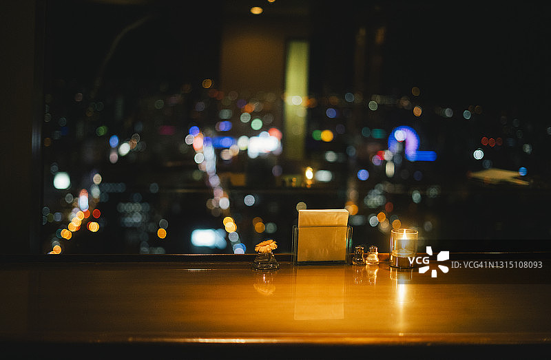 选择聚焦烛光在酒吧与夜光背景图片素材