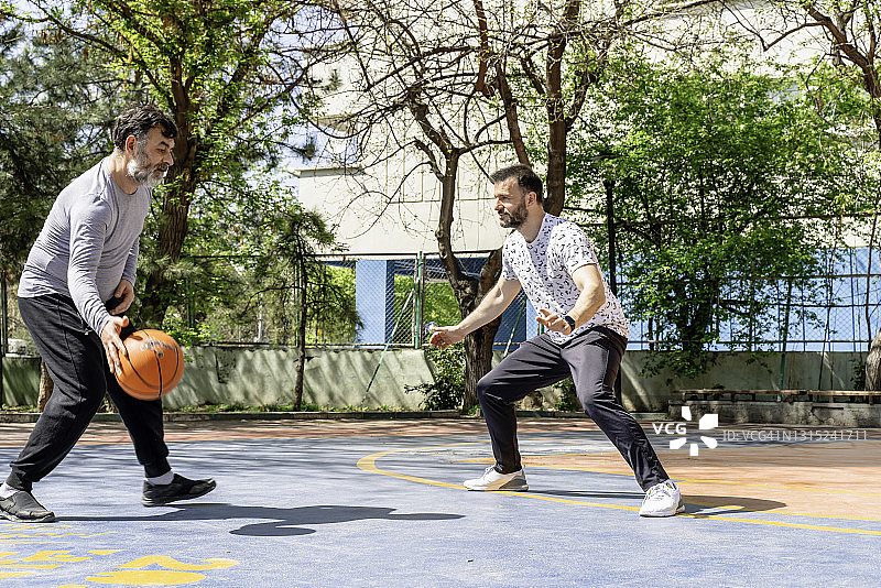 男性成年人在户外打篮球图片素材