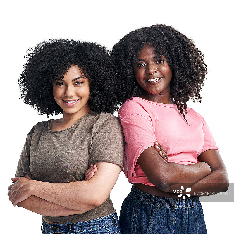 两个自信的年轻女性在白色背景下摆姿势的工作室肖像图片素材