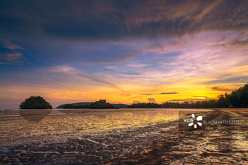 日落时海滩上的风景，甲米，泰国，亚洲图片素材