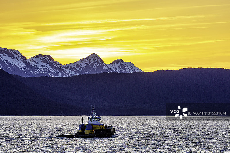 日落时分，阿拉斯加的拖船图片素材