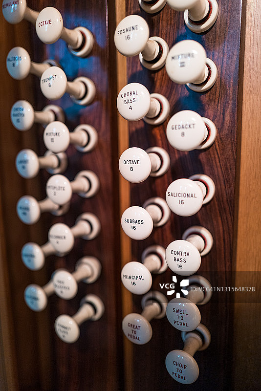 英国国教教堂管风琴控制的特写图片素材
