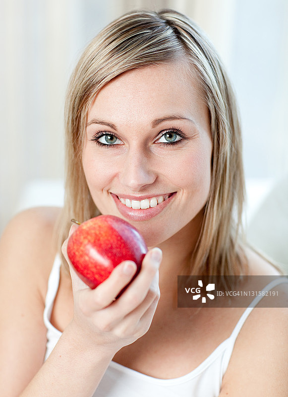 微笑的女人在吃苹果图片素材