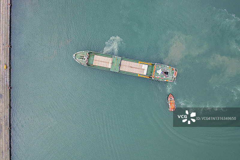 货轮接近国际港口的鸟瞰图。图片素材