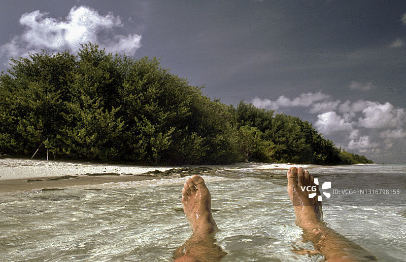 在印度洋游泳的人，脚和热带岛屿-马尔代夫，亚洲，1999图片素材
