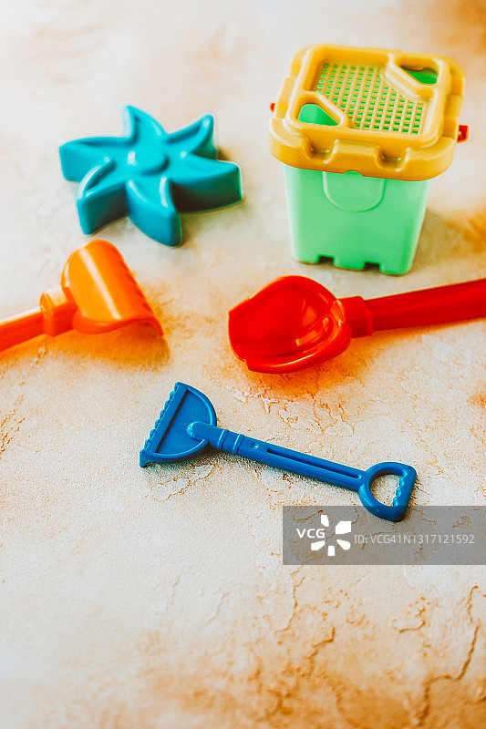 特写的彩色儿童沙玩具与自由空间的文本图片素材