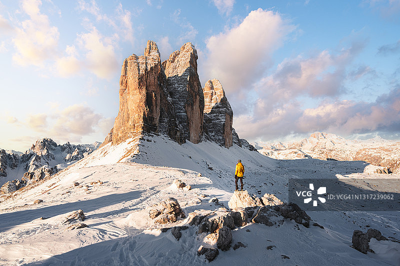 意大利冬季，游客在欣赏拉瓦雷多三峰图片素材