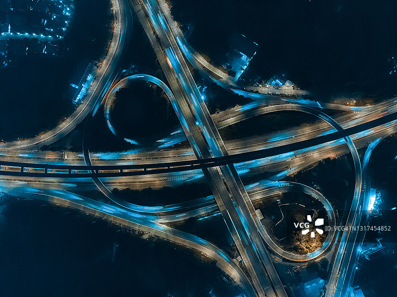 鸟瞰图，高速公路，高速公路或两圈运输美丽的道路运输在晚上或未来的概念。图片素材