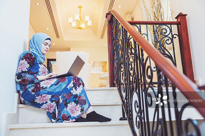 年轻的中东女性在家工作图片素材