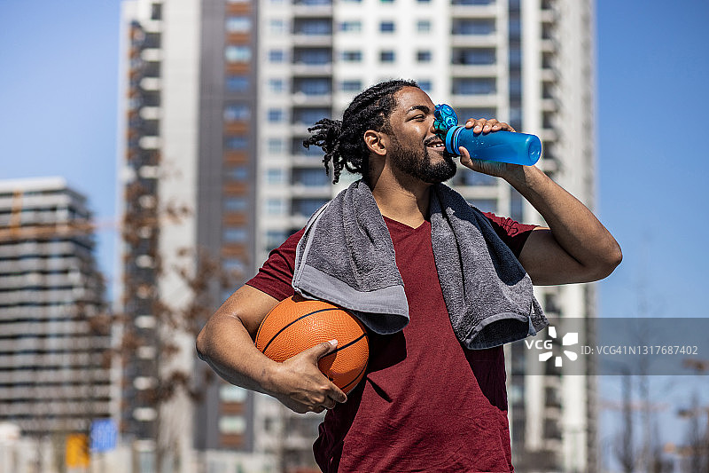 运动员喝水，从篮下休息图片素材