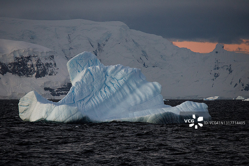 南极洲的日落冰山图片素材