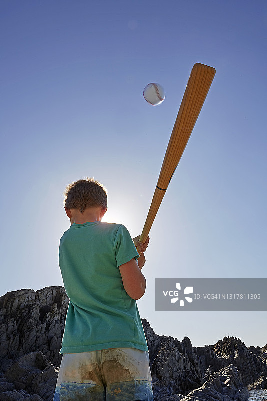 德文郡Woolacombe海滩上打棒球的男孩图片素材