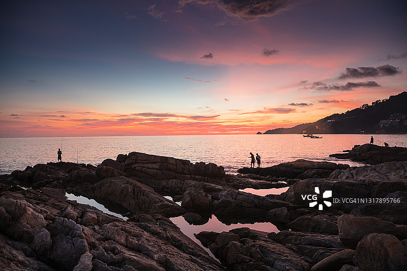 日落后的海景与岩石海岸图片素材
