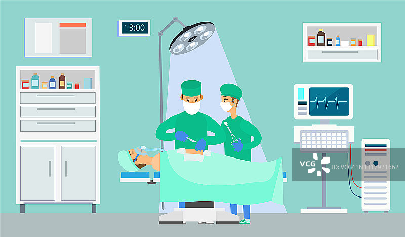 两名外科医生拿着手术刀在手术室里给躺着的病人做手术图片素材