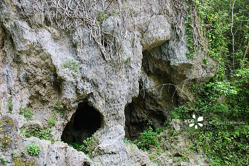 山洞古老的山洞在山上图片素材