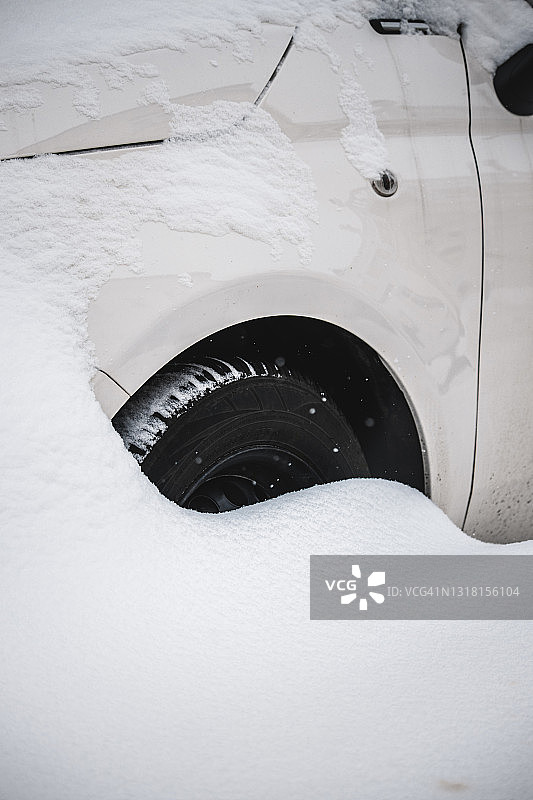 莱比锡一场暴风雪过后，一辆汽车的车轮陷在了雪中图片素材