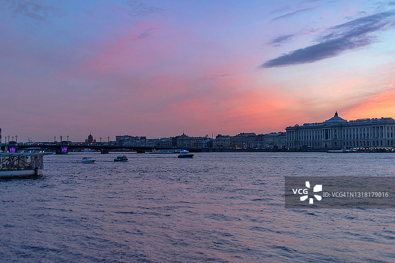 美丽的日落在圣彼得堡中心，涅瓦和大学河堤的观点图片素材