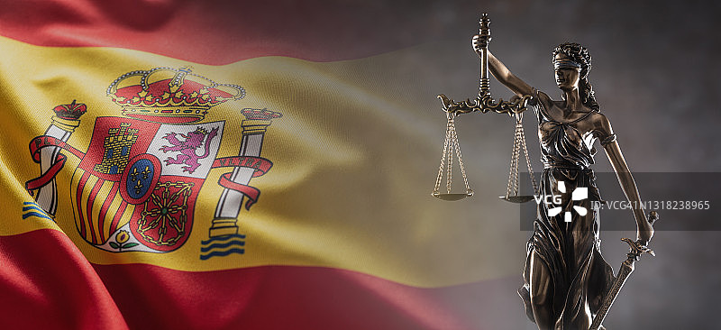 “正义”是以西班牙国旗为背景，象征法律和法律制度的盲目雕像。图片素材