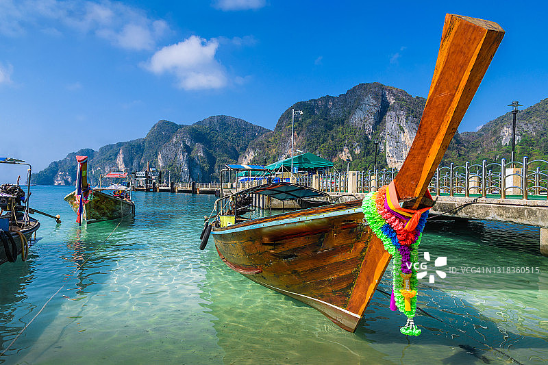 长尾船停泊在泰国皮皮岛的海滩上图片素材