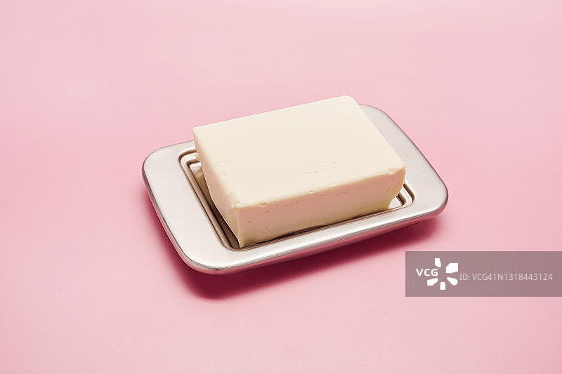 奶油静物画在粉红色的背景上图片素材