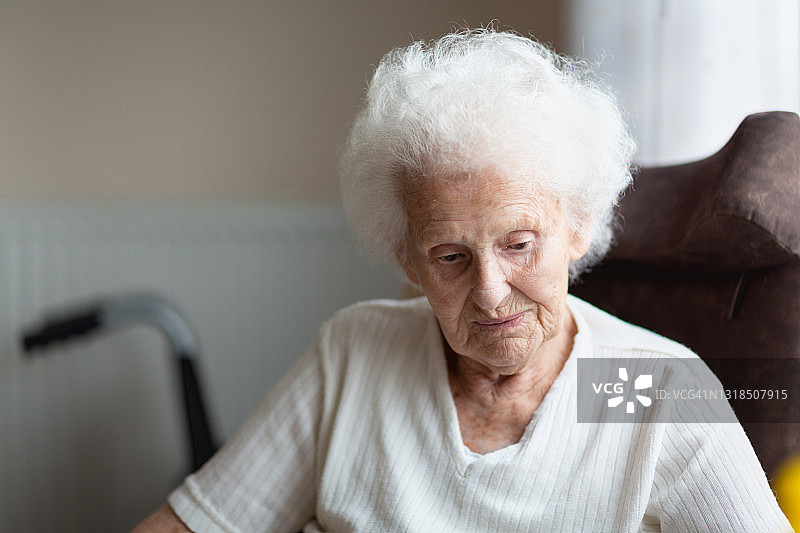 抑郁的90多岁的老妇人图片素材