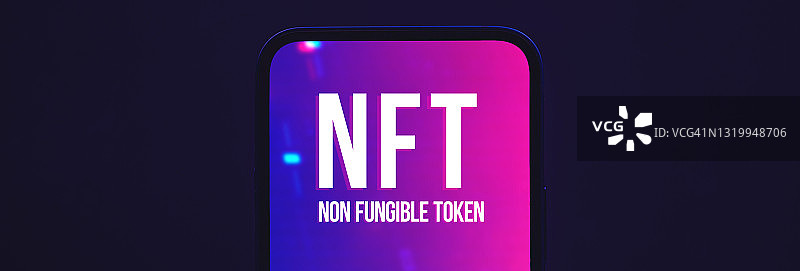 NFT加密艺术横幅，加密货币和区块链商业理念，标志在现代手机屏幕上，复制空间和黑色背景照片图片素材