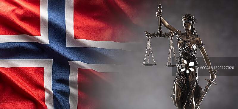 正义是一尊象征法律的盲人雕像，手中握着天平和剑，背景是一面挪威国旗。图片素材