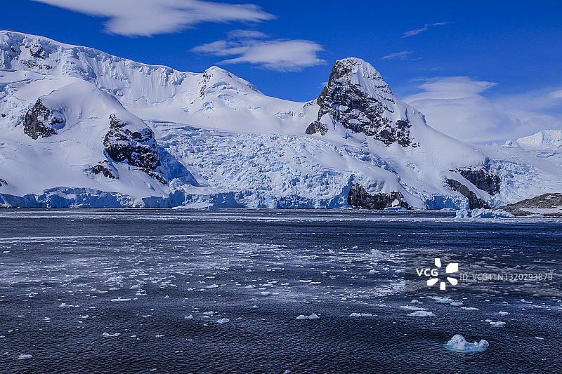 南极海岸与雪山的景色图片素材